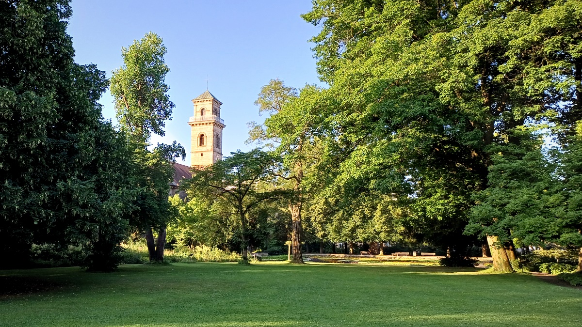 Partie im Fürther Stadtpark mit Blick auf die Auferstehungskirche (Foto: Ralph Stenzel)