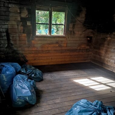Weitgehend geräumt: Die brandgeschädigte alte Hütte (Foto: Ruth Brenner)