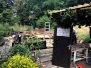 Abriss der brandgeschädigten Hütte im Kneipp-Garten (Foto: Dieter Dippel)