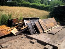 Abriss der brandgeschädigten Hütte im Kneipp-Garten (Foto: Dieter Dippel)