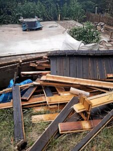 Reste der abgerissenen Hütte im Kneipp-Garten (Foto: Alexandra Pashalidis)