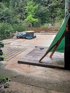 Reste der abgerissenen Hütte im Kneipp-Garten (Foto: Alexandra Pashalidis)