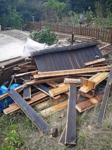 Reste der abgerissenen Hütte im Kneipp-Garten (Foto: Alexandra Pashalidis)