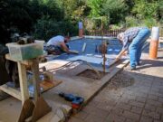 Aufbau der neuen Hütte im Kneipp-Garten (Foto: Ralph Stenzel)