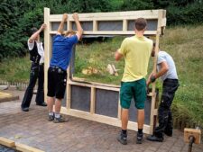 Anlieferung der neuen Hütte im Kneipp-Garten (Foto: Ralph Stenzel)