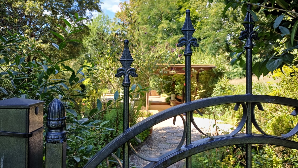 Tor zum Kneipp-Garten (Foto: Ralph Stenzel)