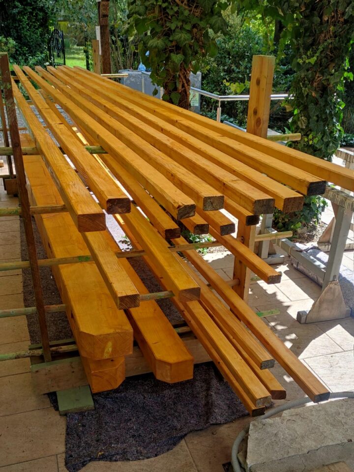 Frisch lasierte Balken für die Pergola (Foto: Ruth Brenner) Frisch lasierte Balken für die Pergola (Foto: Ruth Brenner)