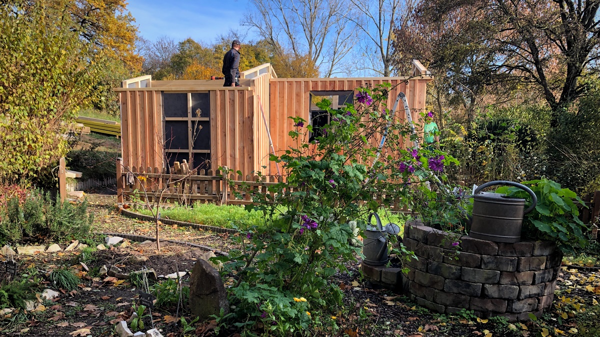 Aufbau der neuen Hütte im Kneipp-Garten (Foto: Dieter Dippel)
