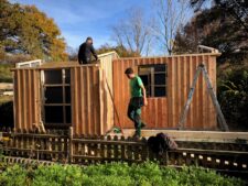 Aufbau der neuen Hütte im Kneipp-Garten (Foto: Dieter Dippel)