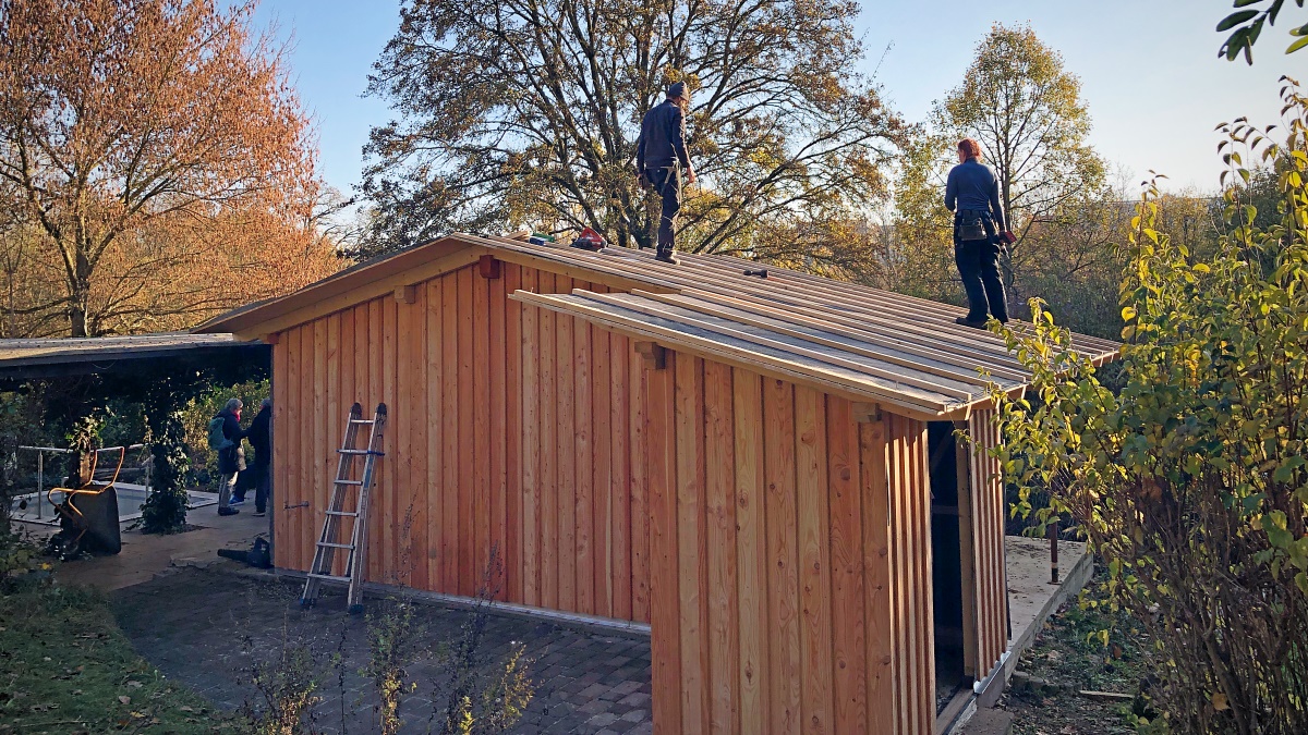 Aufbau der neuen Hütte im Kneipp-Garten (Foto: Dieter Dippel)
