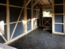 Aufbau der neuen Hütte im Kneipp-Garten (Foto: Dieter Dippel)