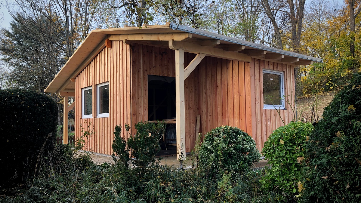 Aufbau der neuen Hütte im Kneipp-Garten (Foto: Dieter Dippel)