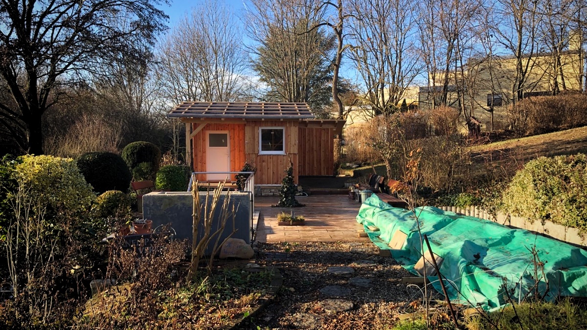 Aufbau der neuen Hütte im Kneipp-Garten (Foto: Dieter Dippel)