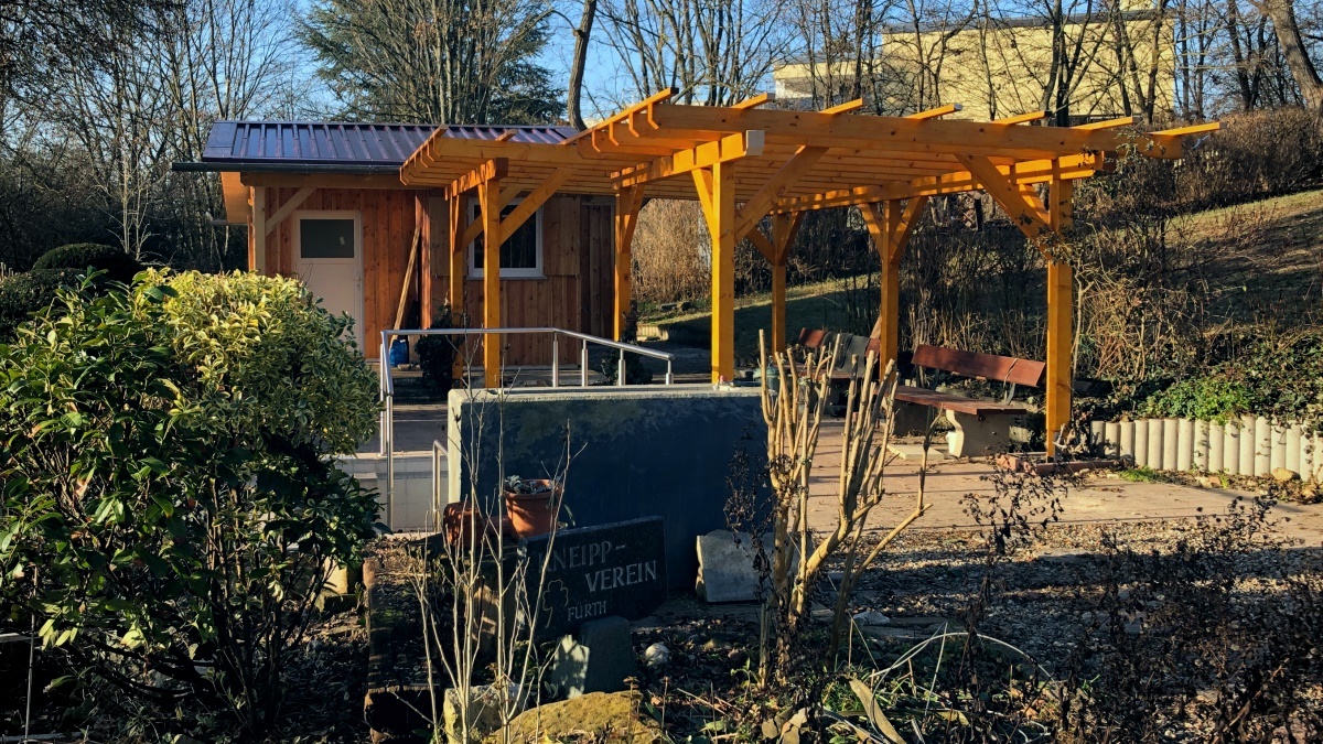 Aufbau der neuen Hütte im Kneipp-Garten (Foto: Dieter Dippel)