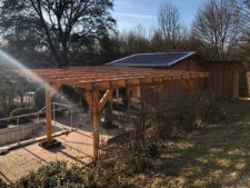 Aufbau der neuen Hütte im Kneipp-Garten (Foto: Dieter Dippel)