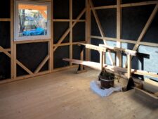 Aufbau der neuen Hütte im Kneipp-Garten (Foto: Dieter Dippel)