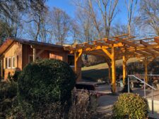 Aufbau der neuen Hütte im Kneipp-Garten (Foto: Dieter Dippel)