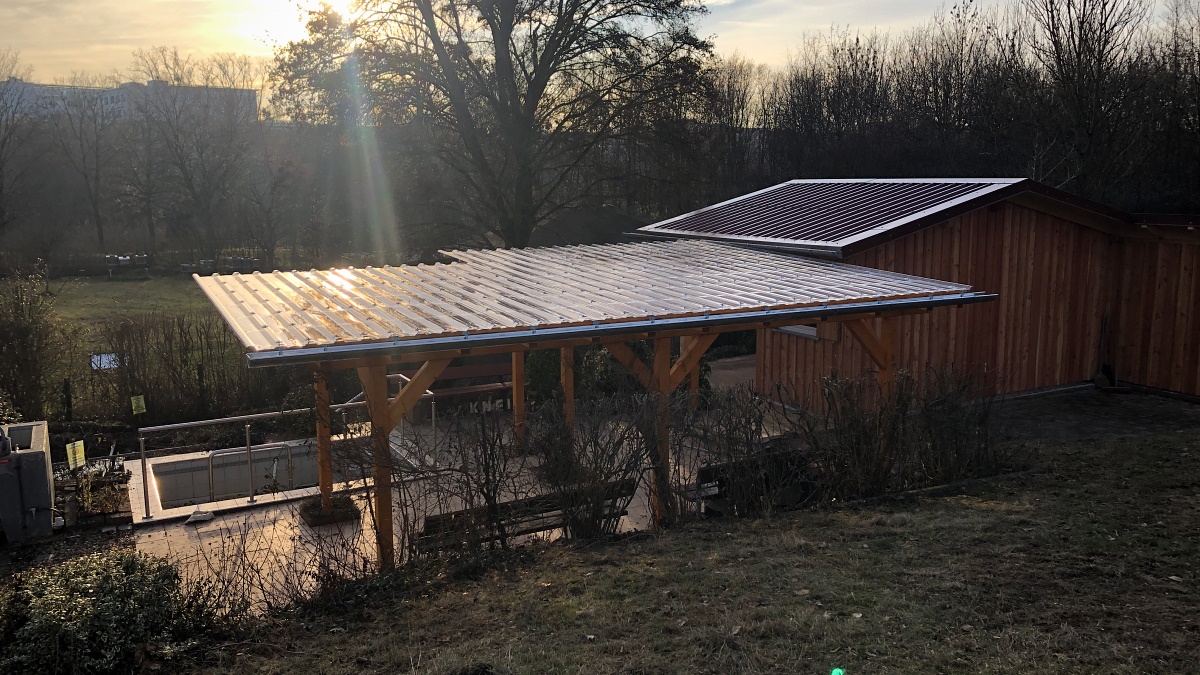 Aufbau der neuen Hütte im Kneipp-Garten (Foto: Dieter Dippel)
