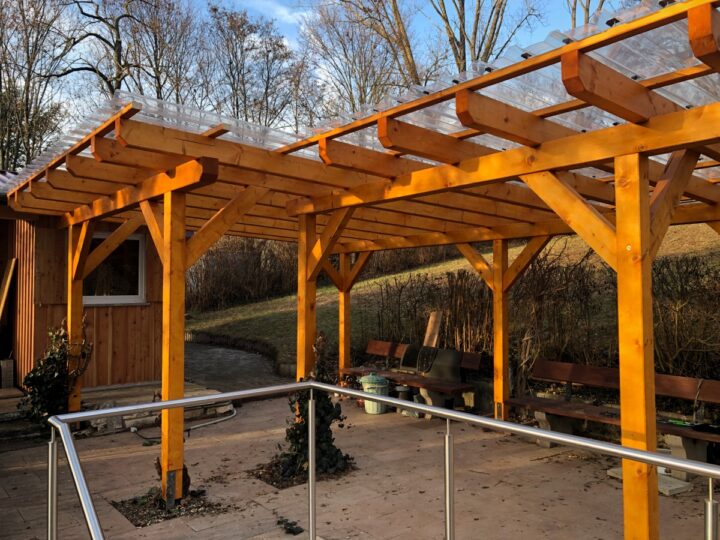 Aufbau der neuen Hütte im Kneipp-Garten (Foto: Dieter Dippel) Aufbau der neuen Hütte im Kneipp-Garten (Foto: Dieter Dippel)