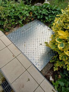 Die neue Abdeckplatte des Wasserablaufschachtes (Foto: Ralph Stenzel)