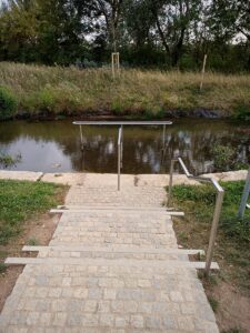 Wassertret-Gelegenheit in der Altmühl bei Gunzenhausen (Foto: Ralph Stenzel)